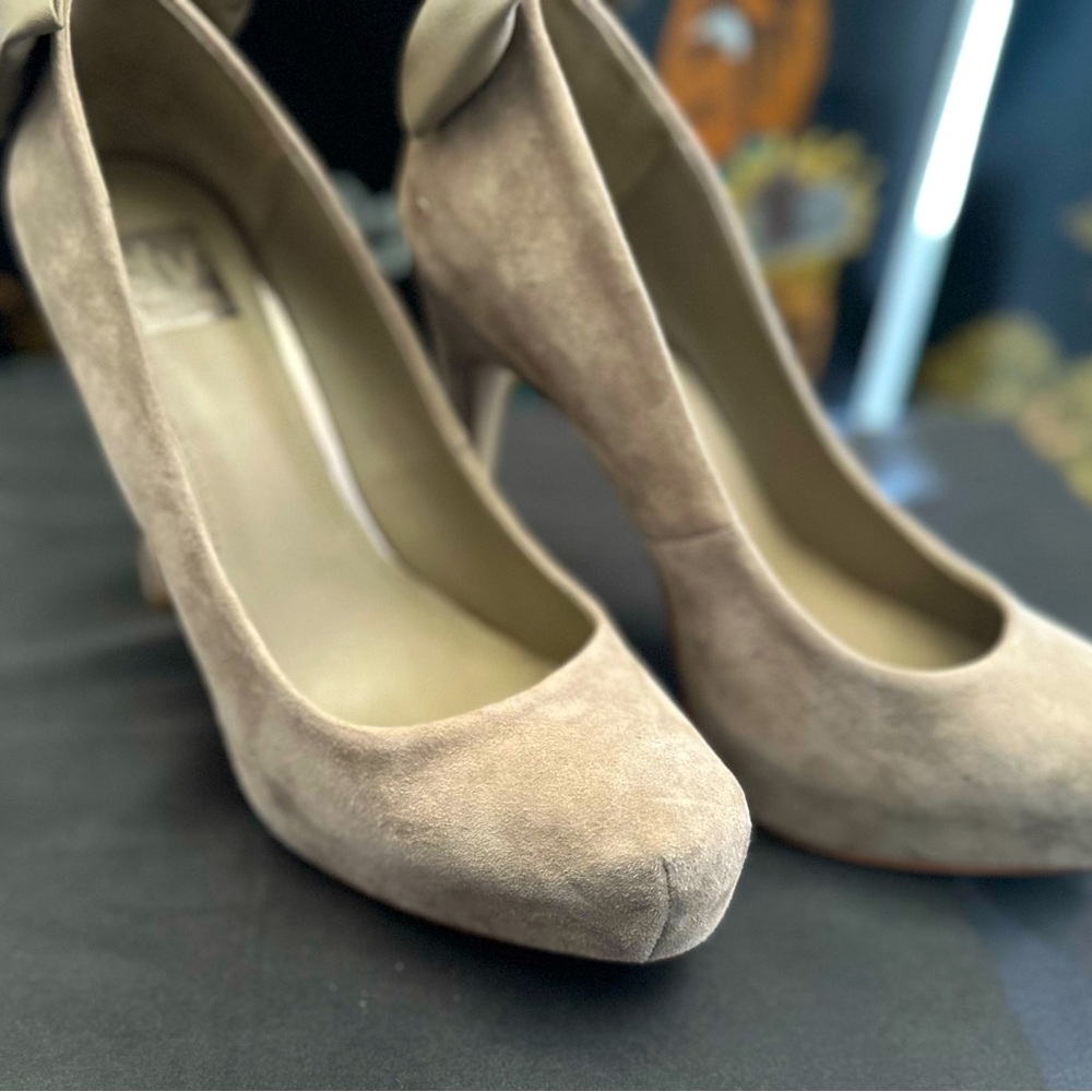 Dolce Vita Suede Pumps / with Leather Bow